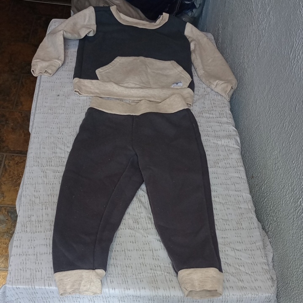 Tahari Kids Sweatpants & Joggers Set in Black and Tan